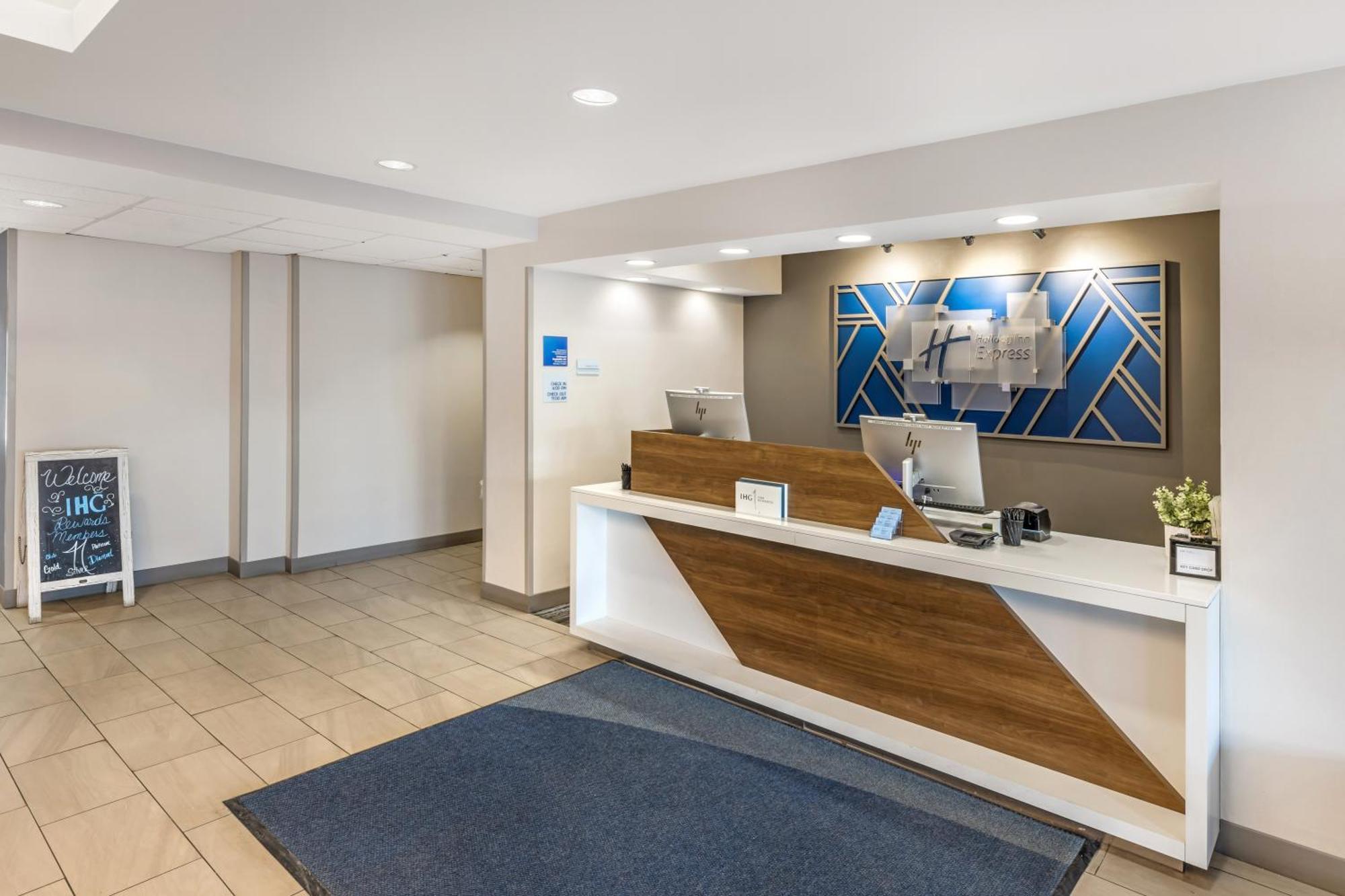 Holiday Inn Express Crestwood, An Ihg Hotel Экстерьер фото